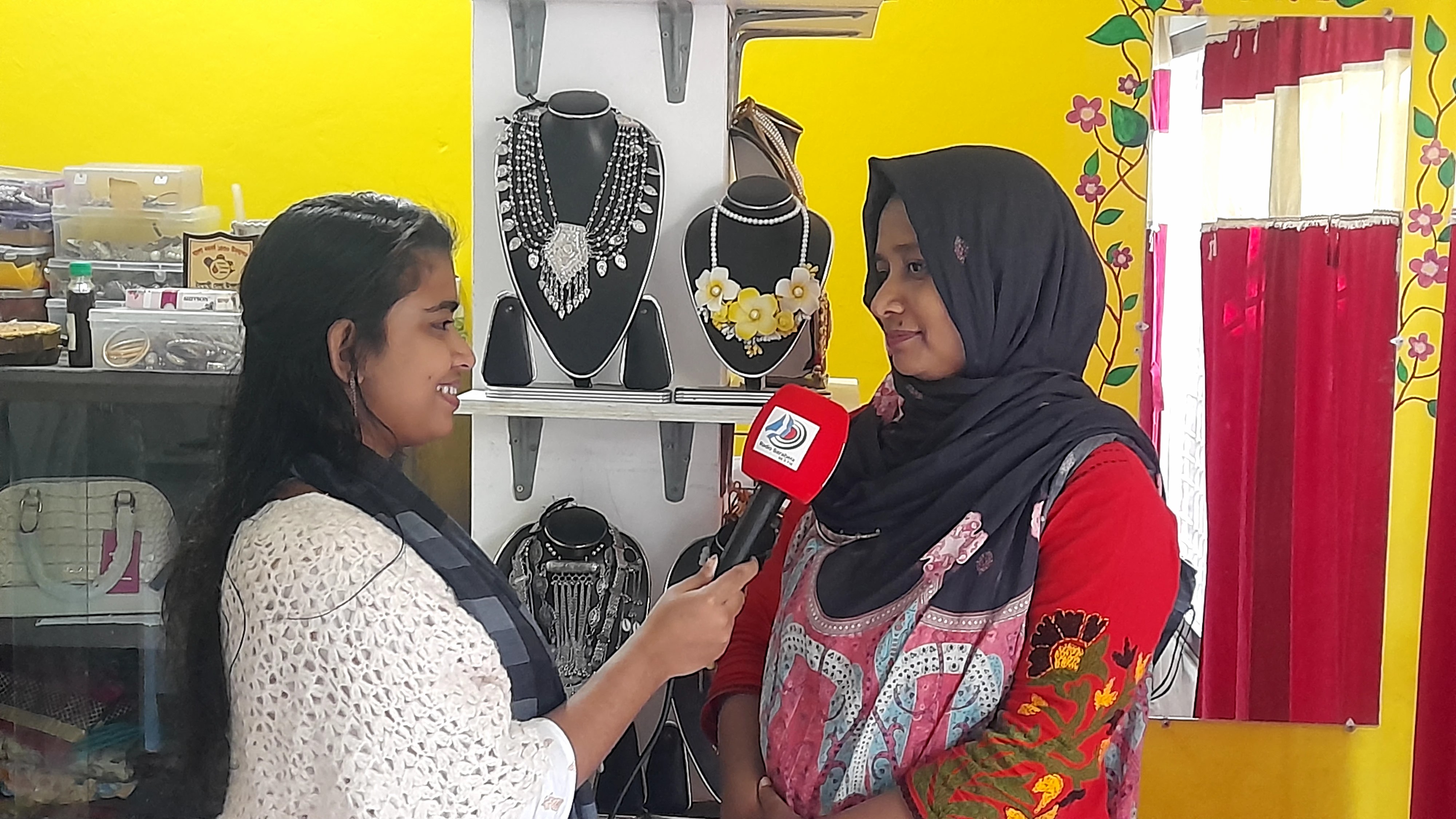 আর্টিফিশিয়াল গহনা তৈরি করে স্বাবলম্বী গাইবান্ধার মাহাবুবা সুলতানা \ কর্মসংস্থান সৃষ্টি হয়েছে ৩০ জন নারীর